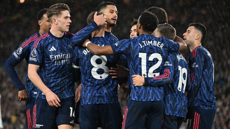 泰伦卢末节再成笑话！上祖巴茨阻碍小卡，5秒极限暂停，14号被弃